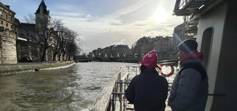 Paris 1-Hour Seine River Cruise Starting at the Eiffel Tower
